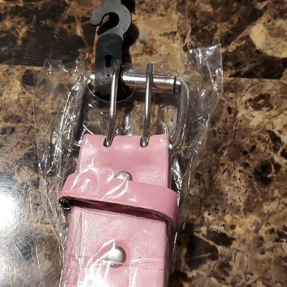 1.5 inch wide dark pink riveted belt - Picture 3 of 4